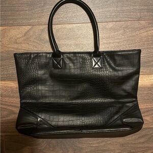 Elegant Black Crocodile-Embossed Shoulder Bag